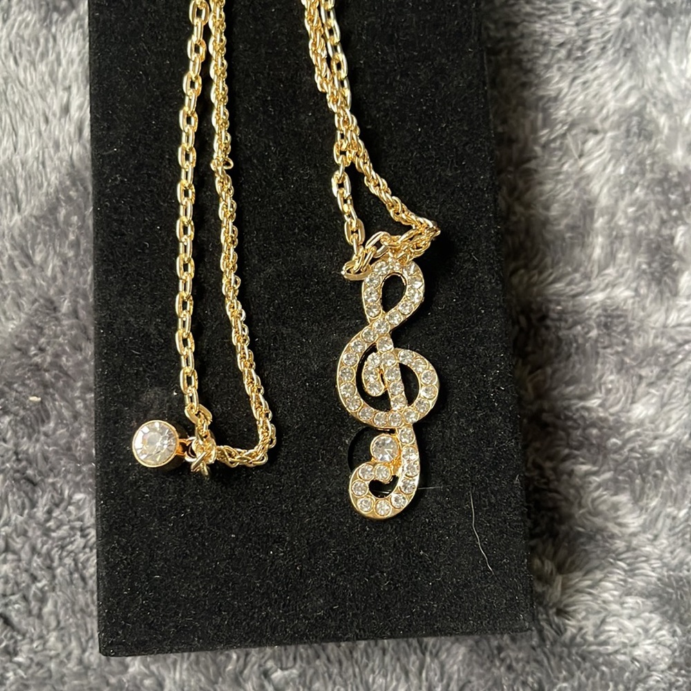 Musical note long chain brooch/lapel pin